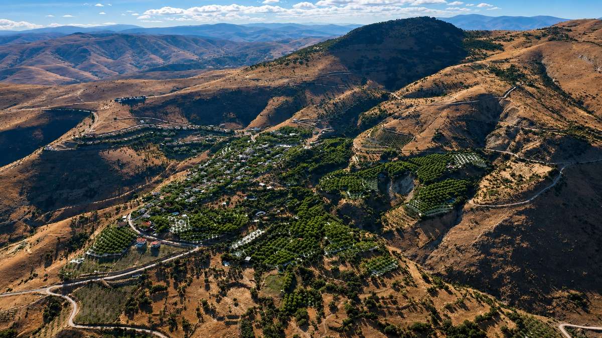 Tunceli'nin dağ ve vadi coğrafyası — Ulukale dutunun yetiştiği bölge